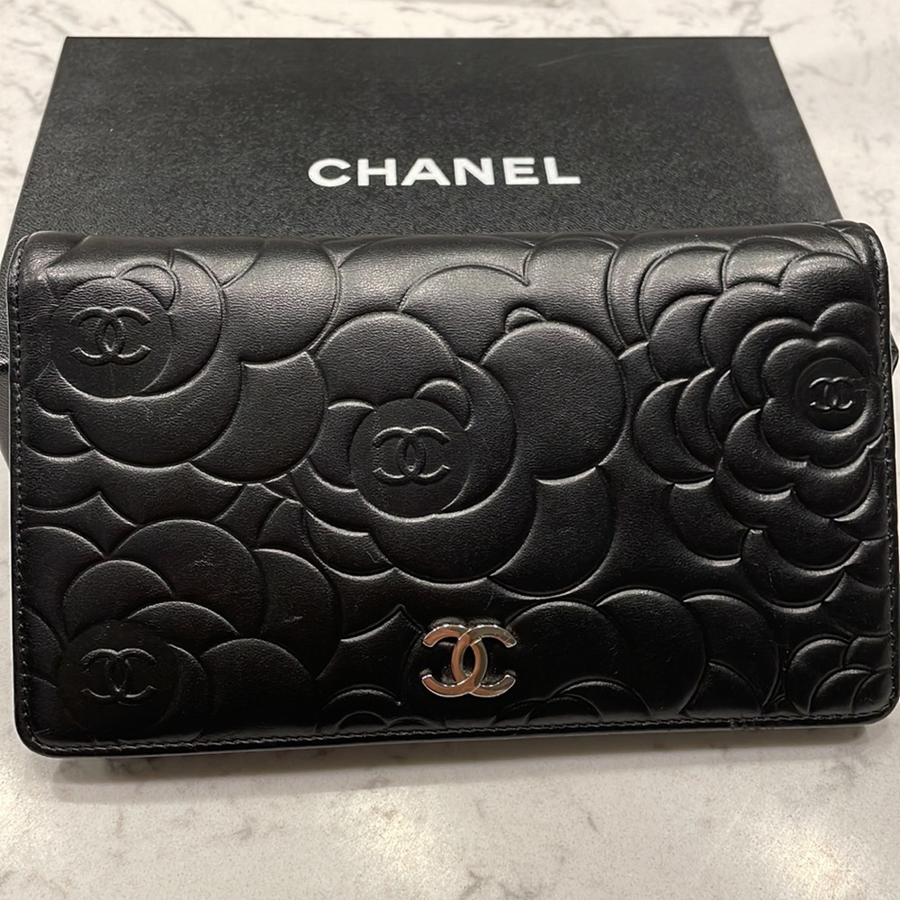 Chanel camellia lambskin L-yen wallet